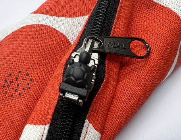 Combination lock zipper