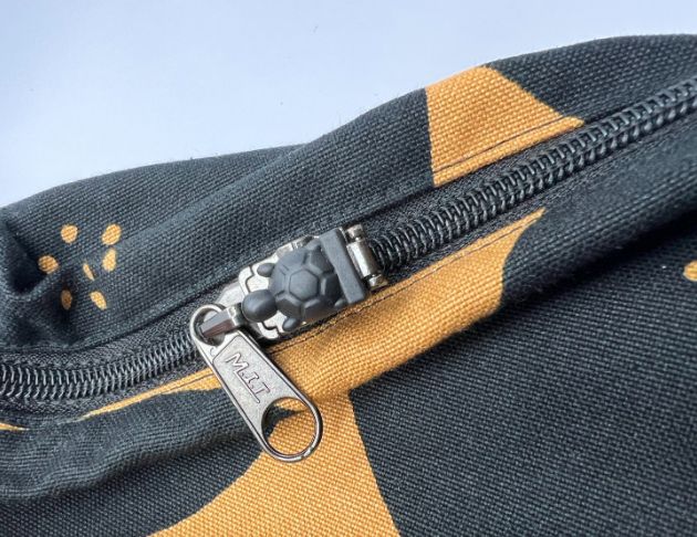 Combination lock zipper