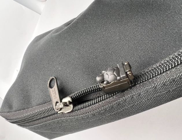 Combination lock zipper